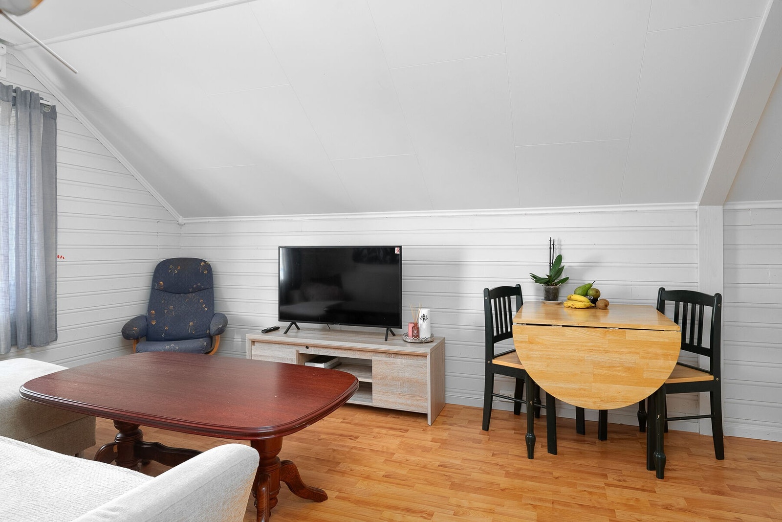 Stue med plass til sofakrok og spisegruppe. Galleribilde