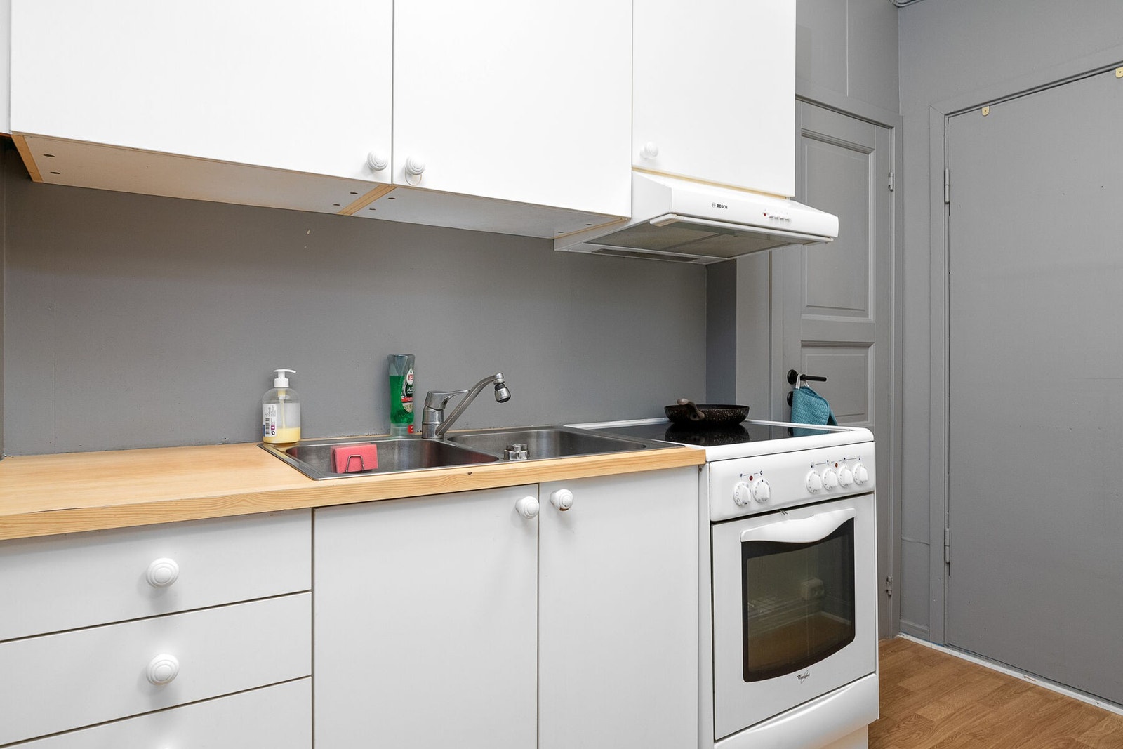 Kjøkken med opplegg for frittstående hvitevarer. Galleribilde