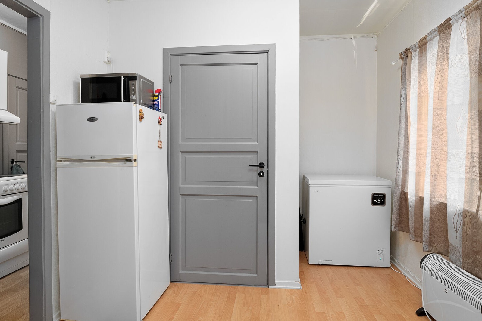 Stue har videre adkomst til kjøkkenet som ligger adskilt. Galleribilde