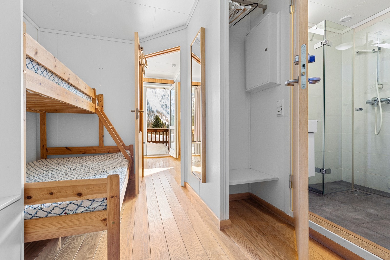 Med adkomst fra gangen er det bad. Galleribilde