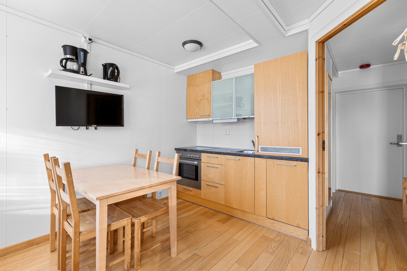 Enkelt kjøkken med det man trenger. Galleribilde