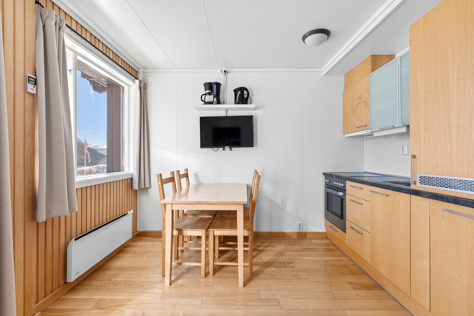 I tillegg til selve leiligheten er det en tilhørende liten bod i 2 etasje. Galleribilde