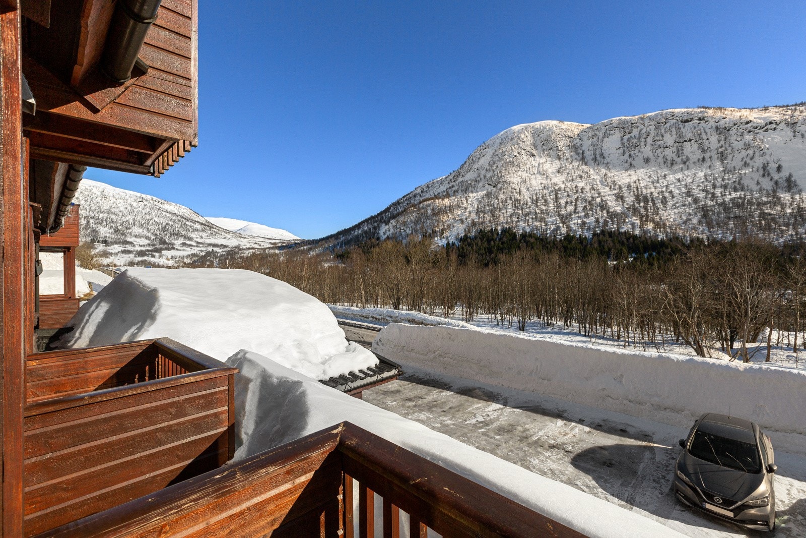 Leiligheten ligger i byggets 2 etasje med balkong. Her er det nydelige utsiktsforhold og sol fra tidlig morgen til ettermiddag. Galleribilde