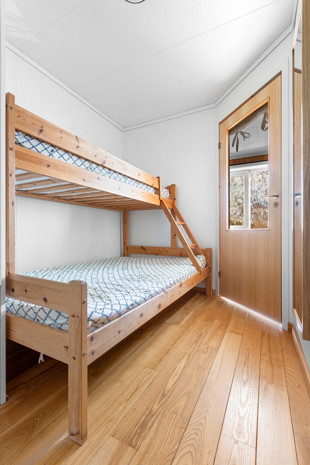 Det er sengeplass til 3 i køyeseng samt 2 i sovesofa i stuen. Galleribilde