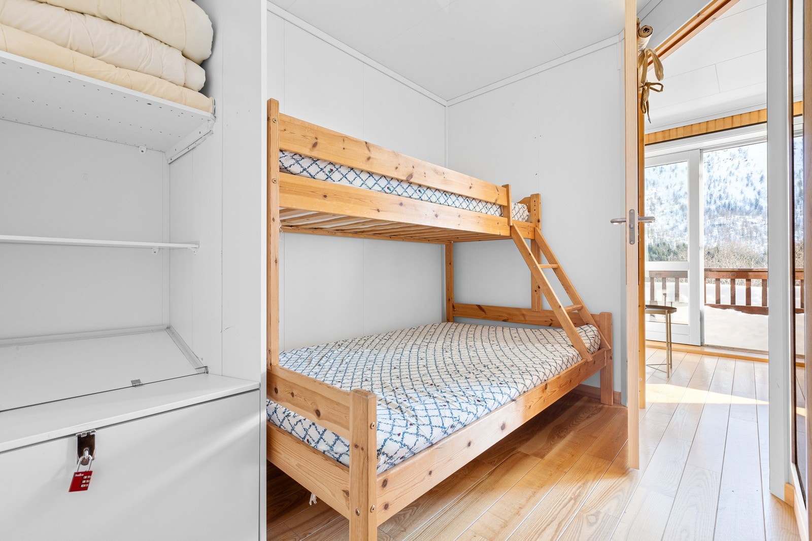 Sengen er plassert i gangen. Praktisk å kunne lukke døren til stuen hvis noen har lagt seg. Galleribilde