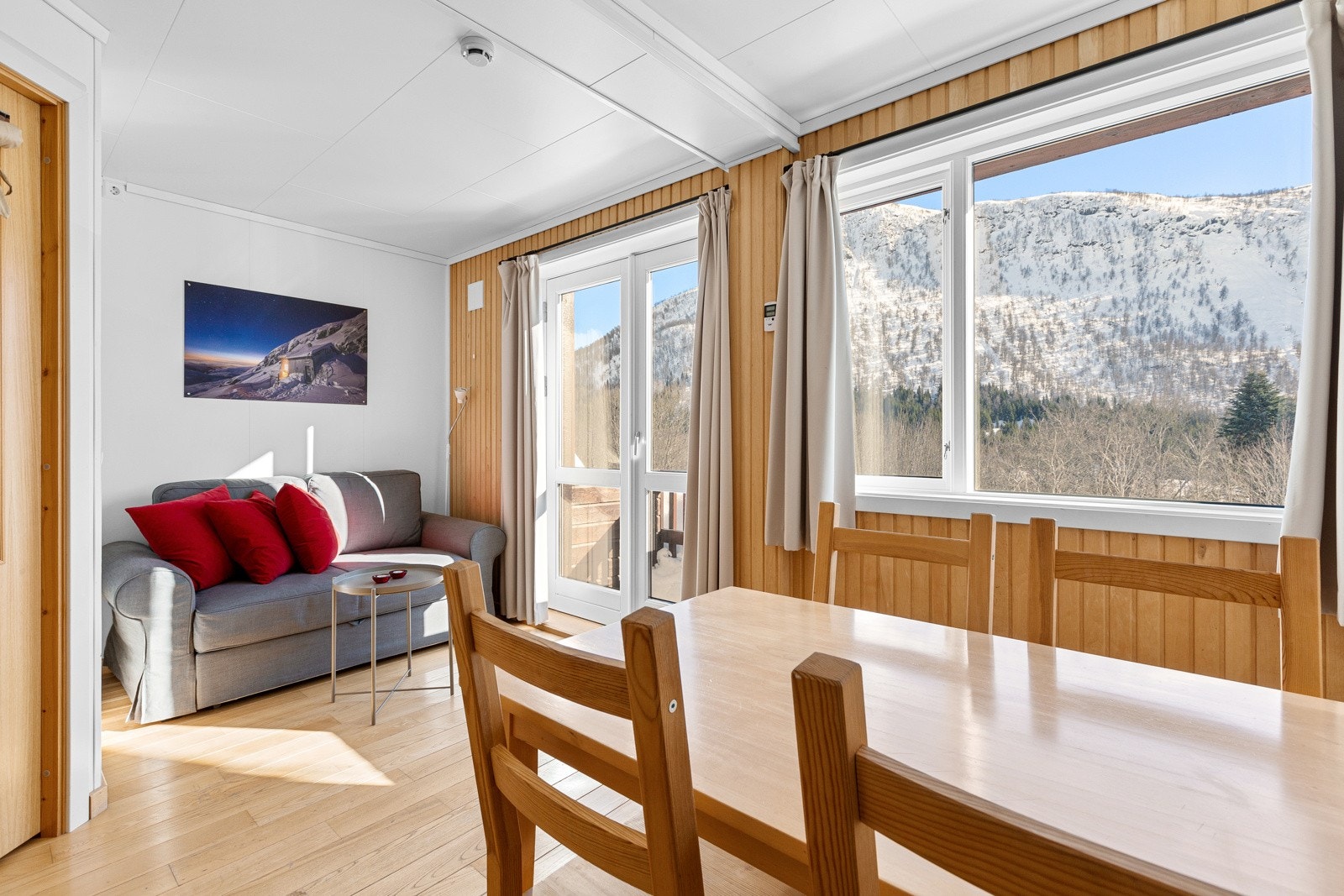 Stue med plass til sofaseksjon og spisegruppe. Galleribilde