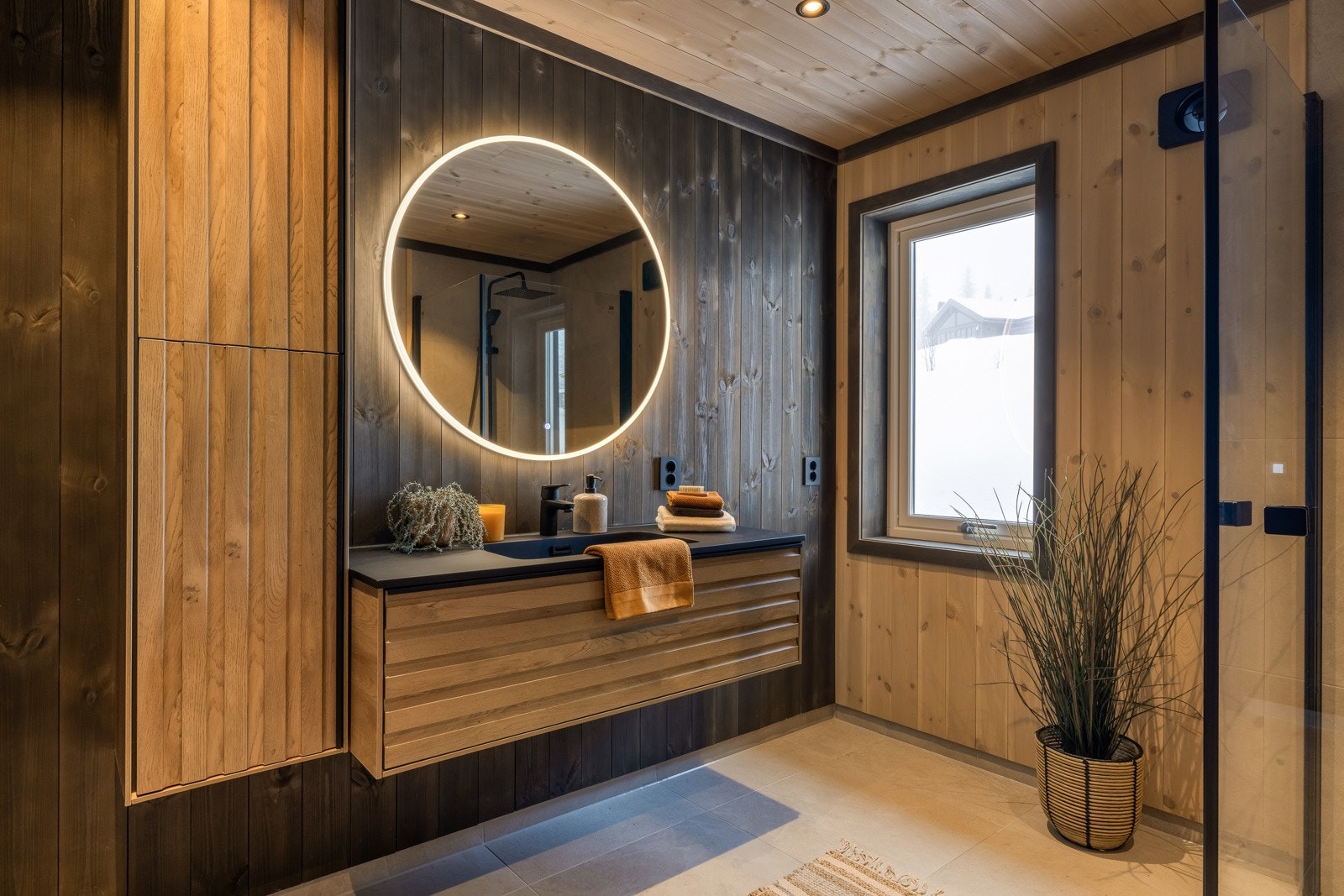 Hytta har to lekre bad med moderne fargevalg og løsninger Galleribilde