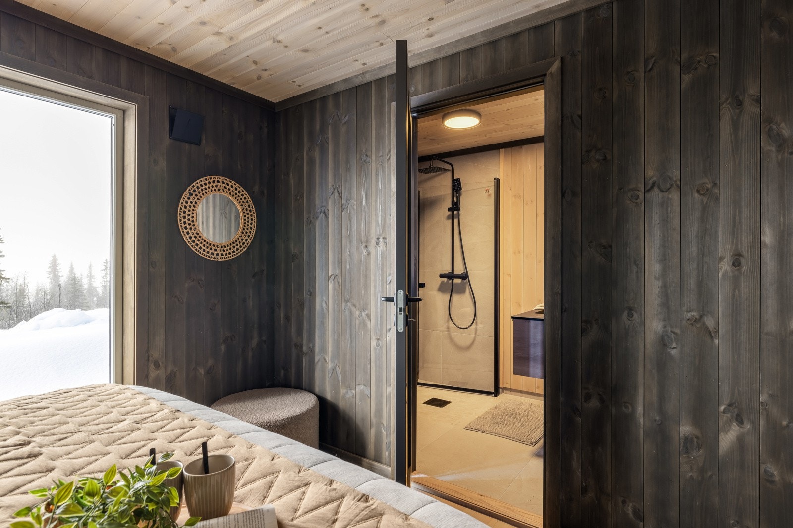 Hovedsoverommet har tilgang til eget bad, som gir ekstra bekvemmelighet Galleribilde