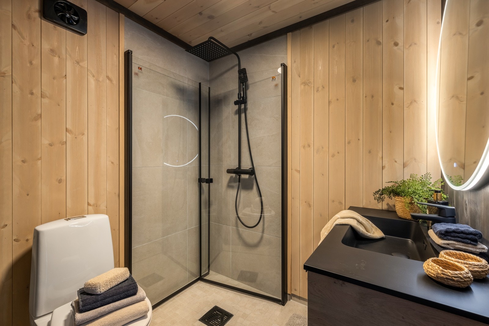 Begge badene varmes opp med varmekabler i gulv og har ventilasjon via elektrisk avtrekksvifte på yttervegg Galleribilde