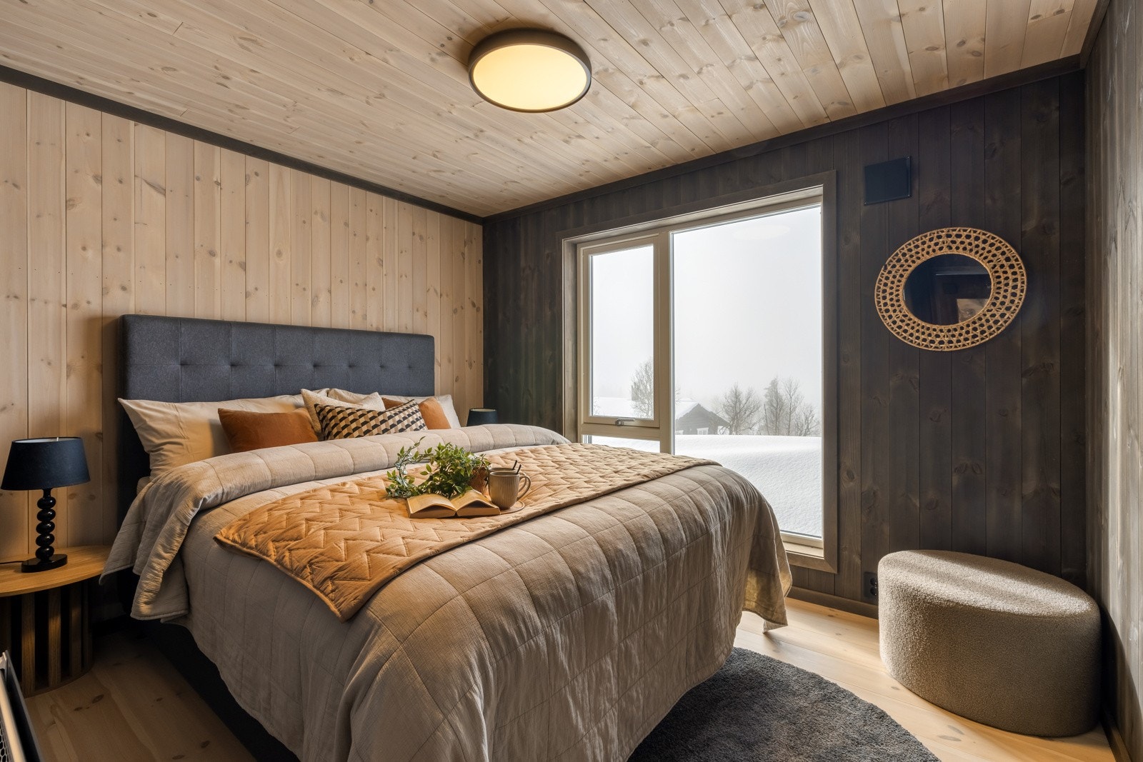 Hytta har 3 gode soverom som alle har god plass til senger, nattbord og skap Galleribilde