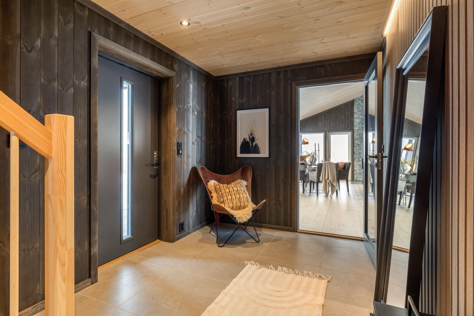 Romslig entrè med moderne og lekre detaljer, samt god plass til garderobeskap, kommode etc. Galleribilde