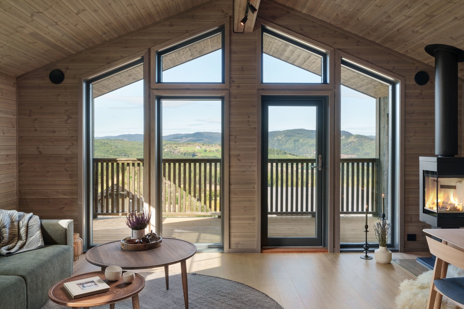 Store vinduer som slipper inn nydelig lys og høyt under taket som gjør at rommet føles større. Galleribilde