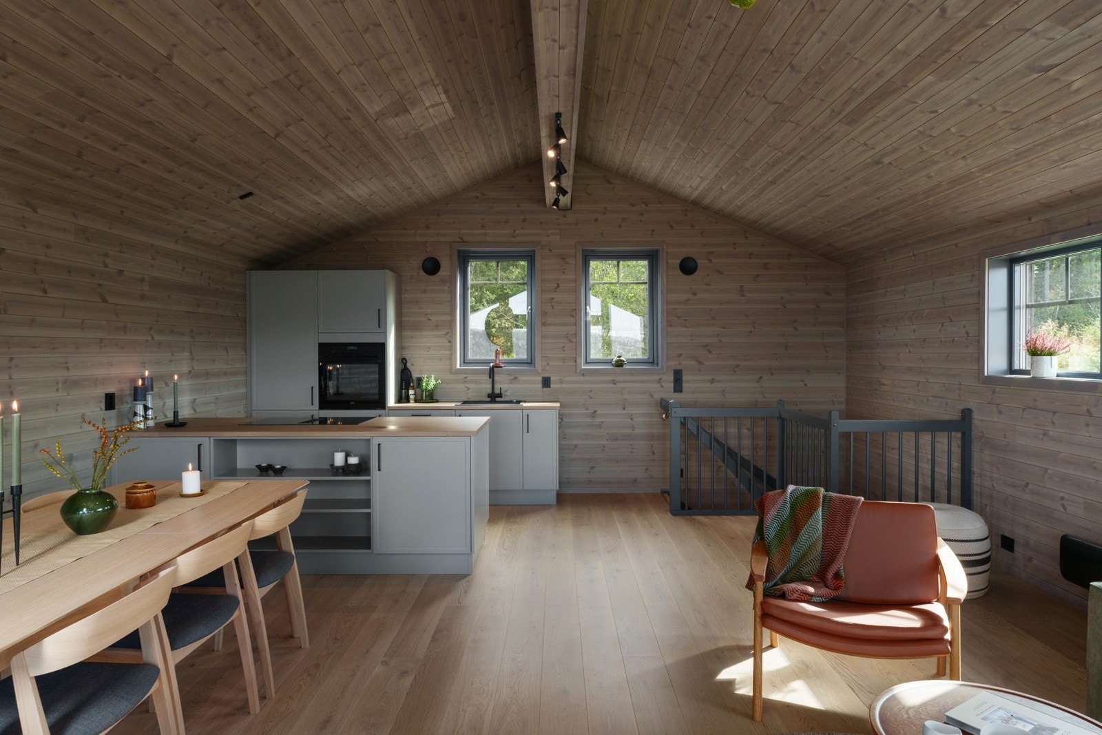 Åpen stue og kjøkkenløsning i andre etasje. Galleribilde