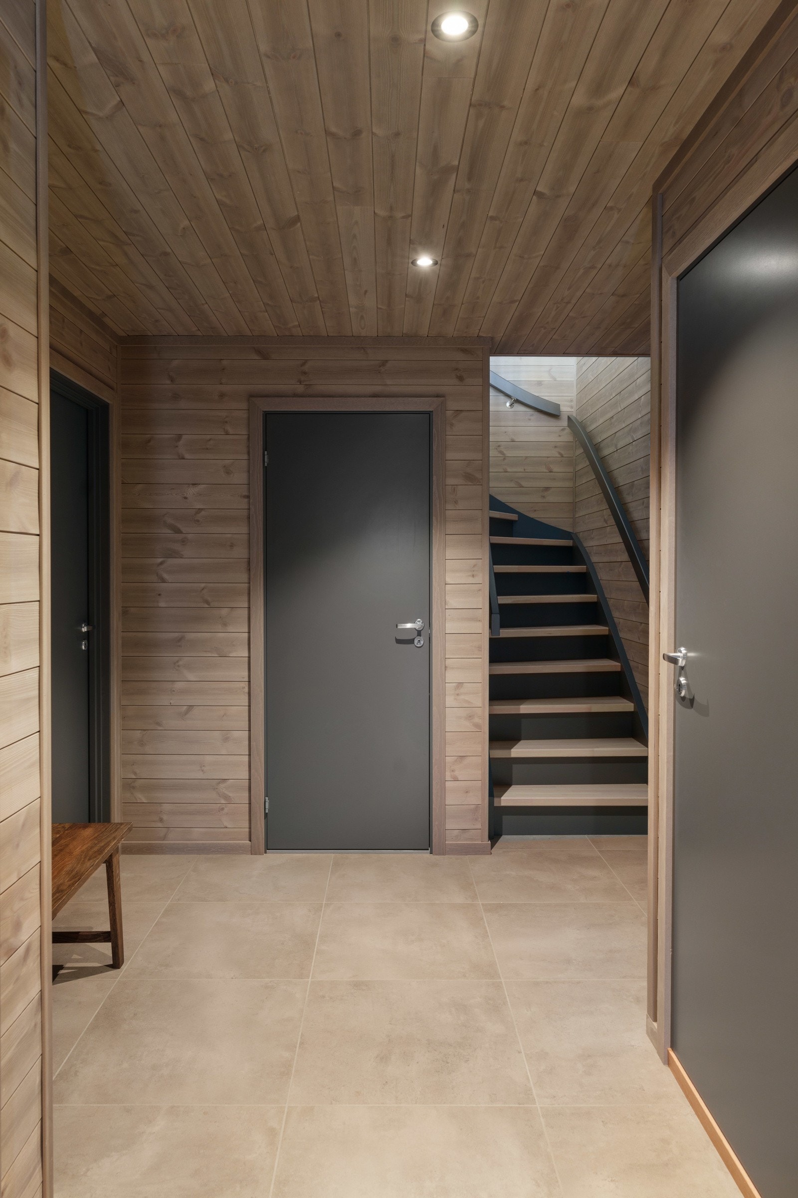 Koselig entre med behagelige farger på gulv og vegger. Trappoppgang til andre etasje og inngang til rommene. Galleribilde