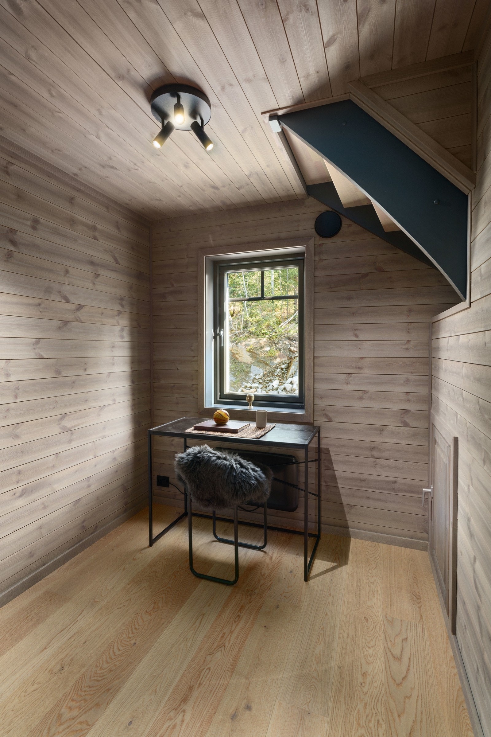 Rom under trapp. God plass til å kunne lage kontor. Galleribilde