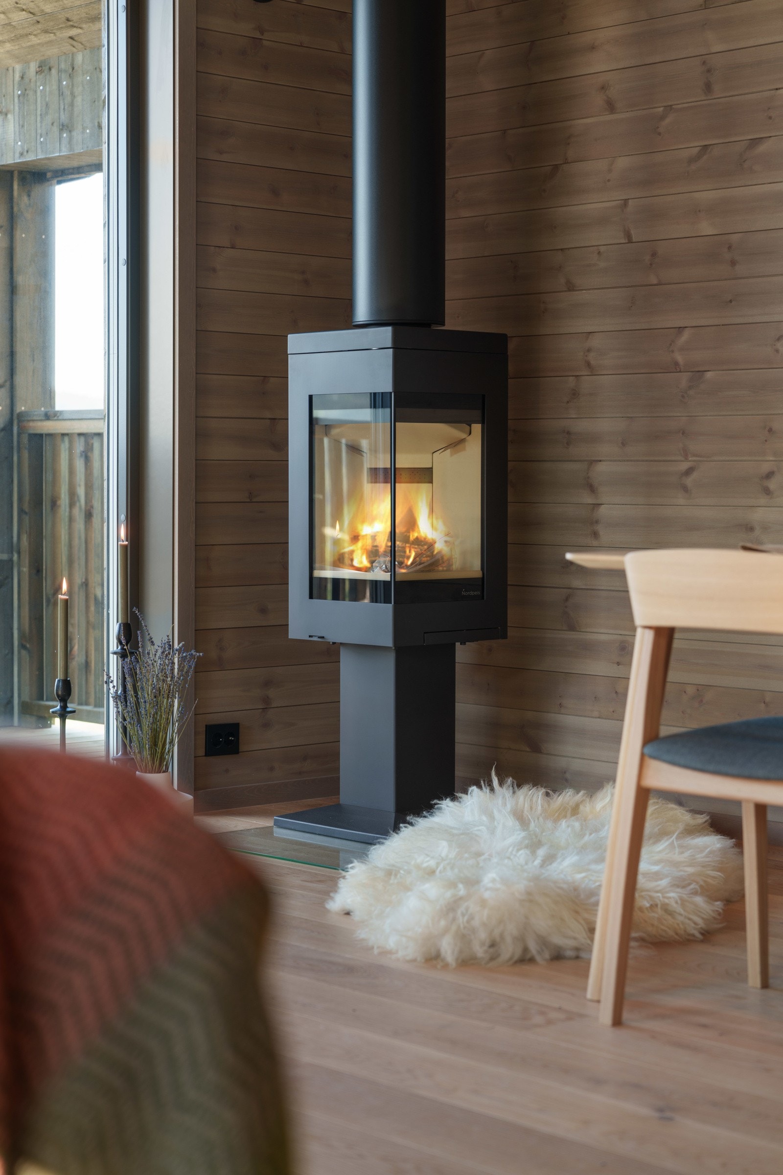 Lune kvelder sikres av en peisovn med stort flammebilde. Galleribilde