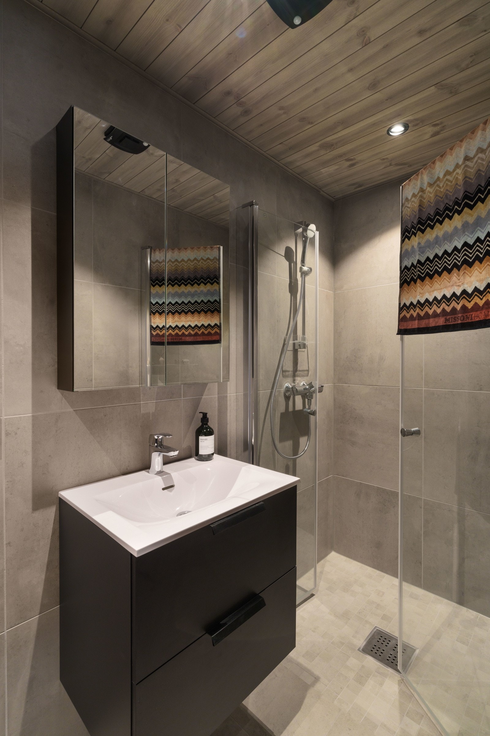 Flotte detaljer og moderne badromsinnredning. Galleribilde