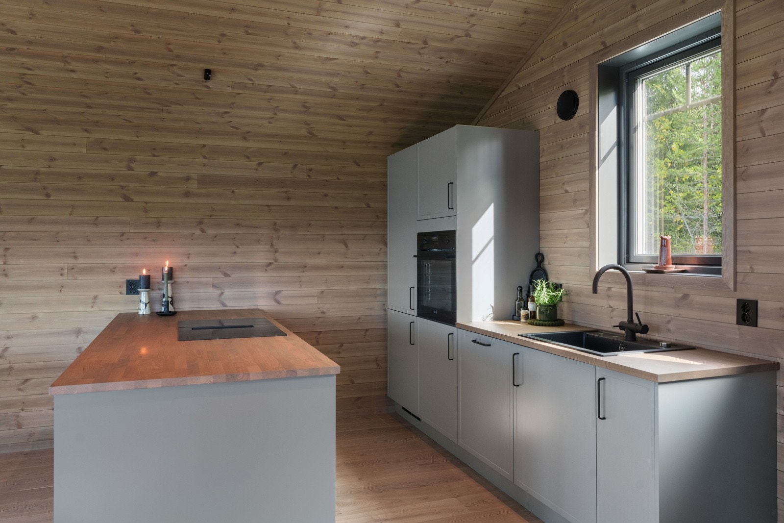 Her er det ny, lekker, kjøkkeninnredning fra Strai. Galleribilde