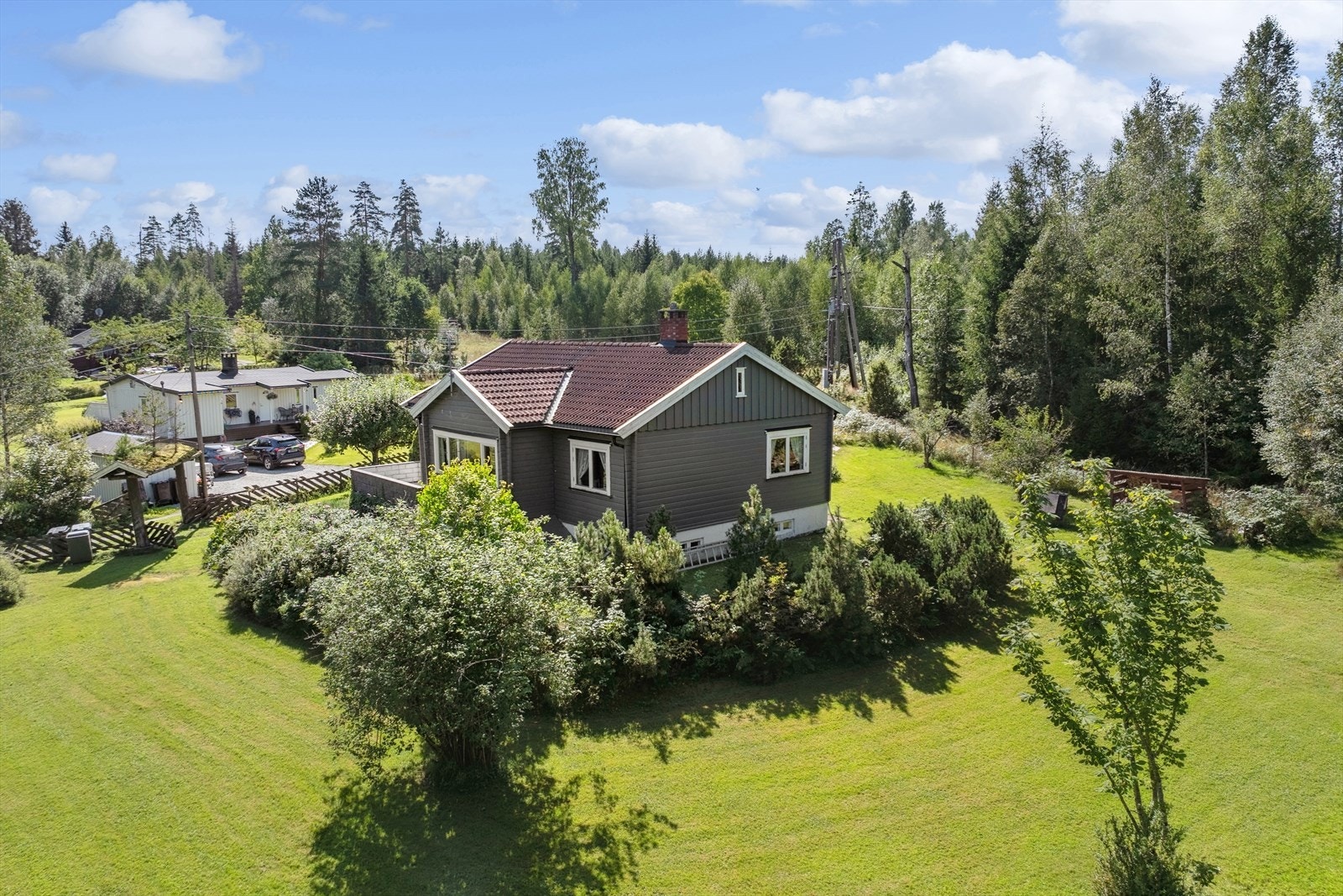 Eiendommen og området er under omregulering fra fritidseiendom til boligeiendom. Tomten er meget stor, åpen og lys. Hovedsaklig naturtomt med plen, busker, beplantning, fjell i dagen, gjerde m.m. Galleribilde