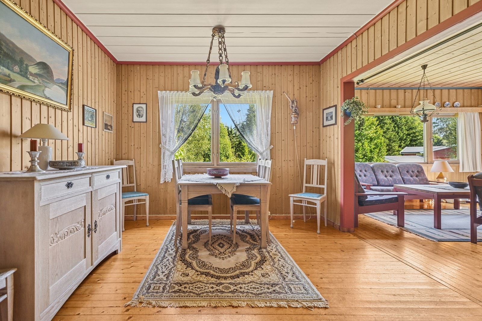 Fin spisestue, her nytes gode måltider. Galleribilde