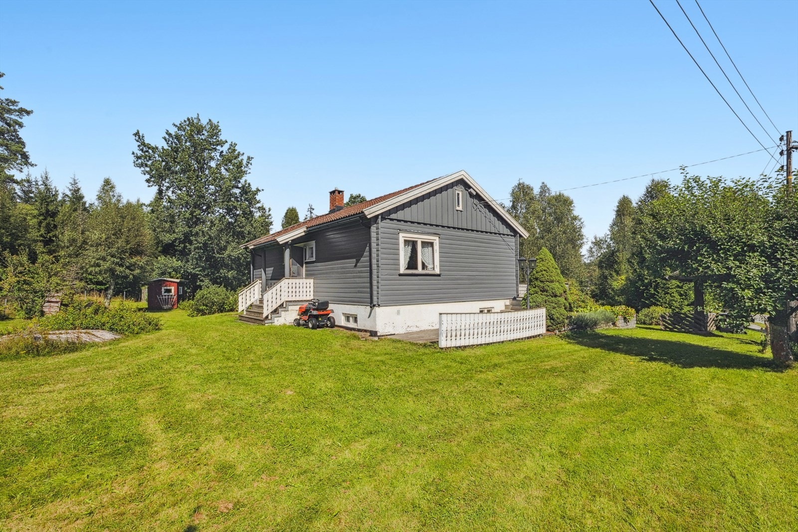 Boligen ligger i et landlig og rolig boligområde ved Måna i Frogn kommune. De naturskjønne omgivelsene byr på gode rekreasjonsmuligheter på oppmerkede turstier, samt vinterstid på oppkjørte skiløyper. Galleribilde