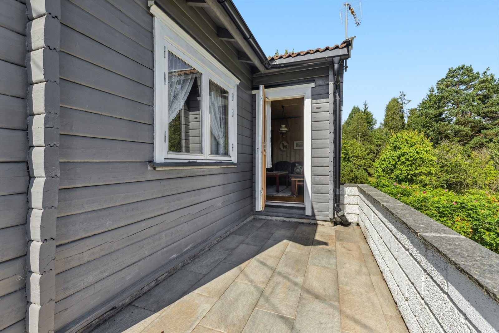 Terrassen har god plass til hagemøbler og grillutstyr. Meget lunt og usjenert! Galleribilde