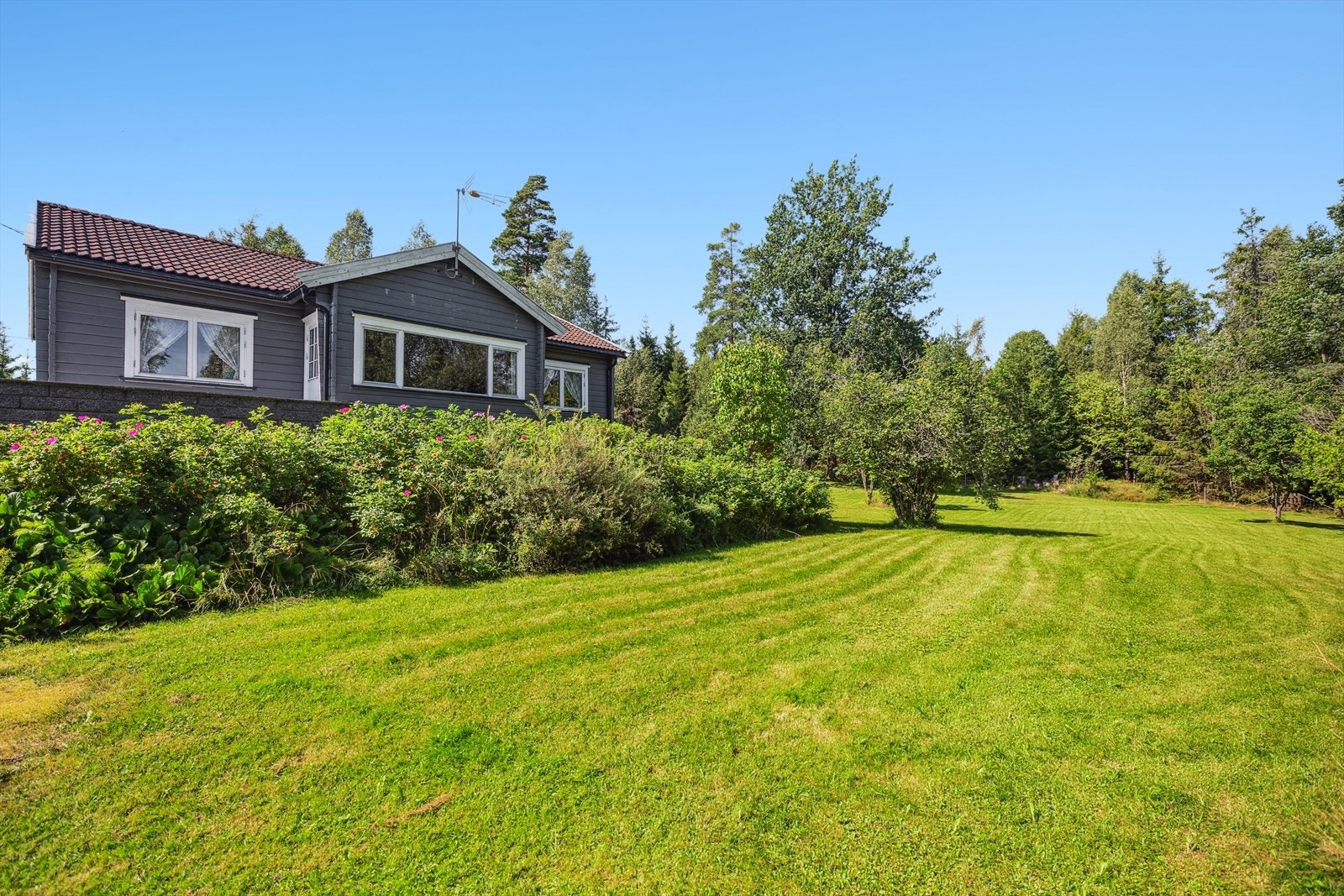 Fritidsboligen er fint plassert i terrenget i naturskjønne omgivelser med veldig gode solforhold. Galleribilde