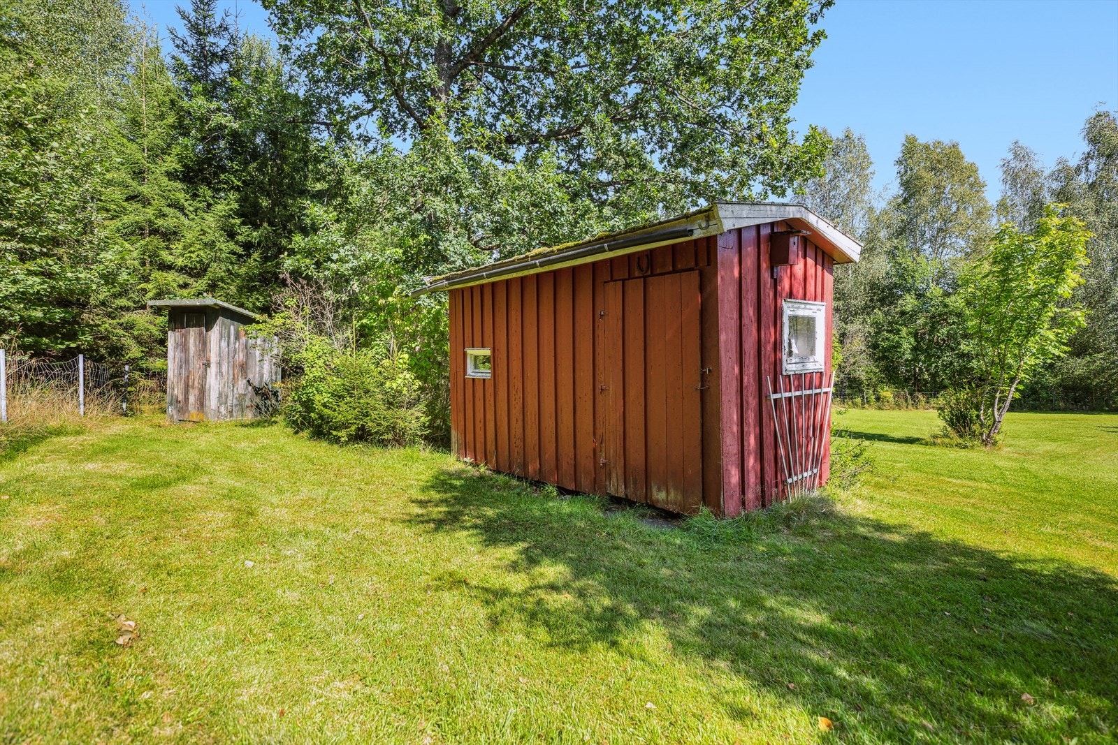 Gammelt uthus og utedo på tomten. Disse er i meget dårlig forfatning, og det er påregnelig med rehabilitering av begge bygningene. Galleribilde