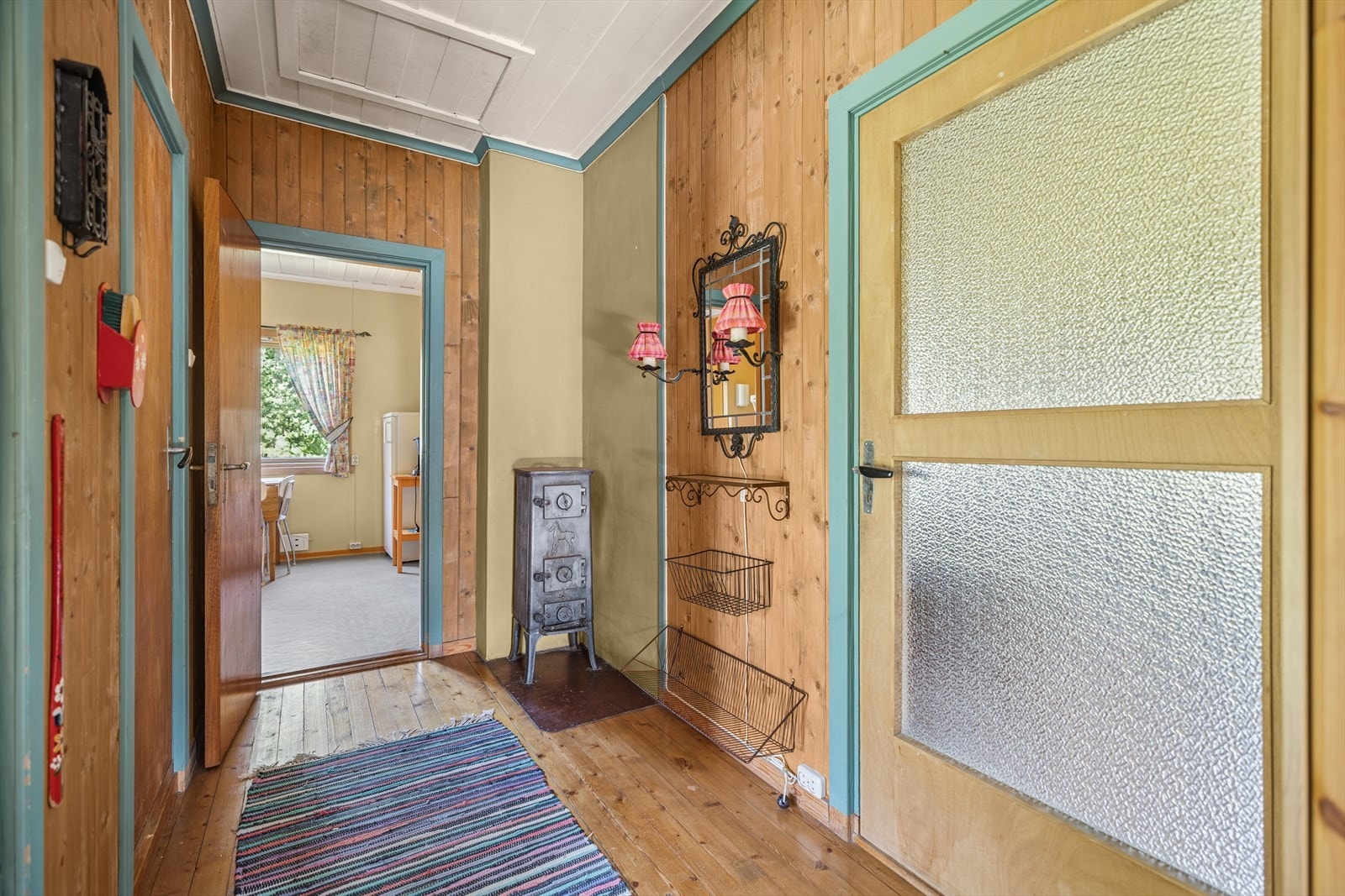 Luftig gang med vedovn som ønsker deg velkommen inn! Galleribilde