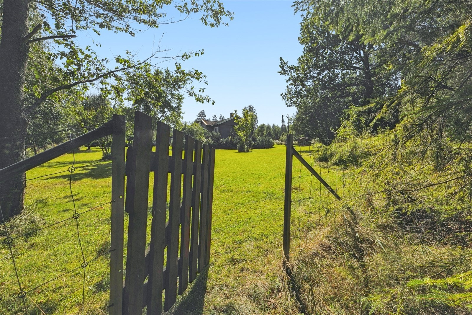 Romslig og fin inngjerdet eiendom med hage som grenser mot friareal. Kontakt megler for visning! Galleribilde