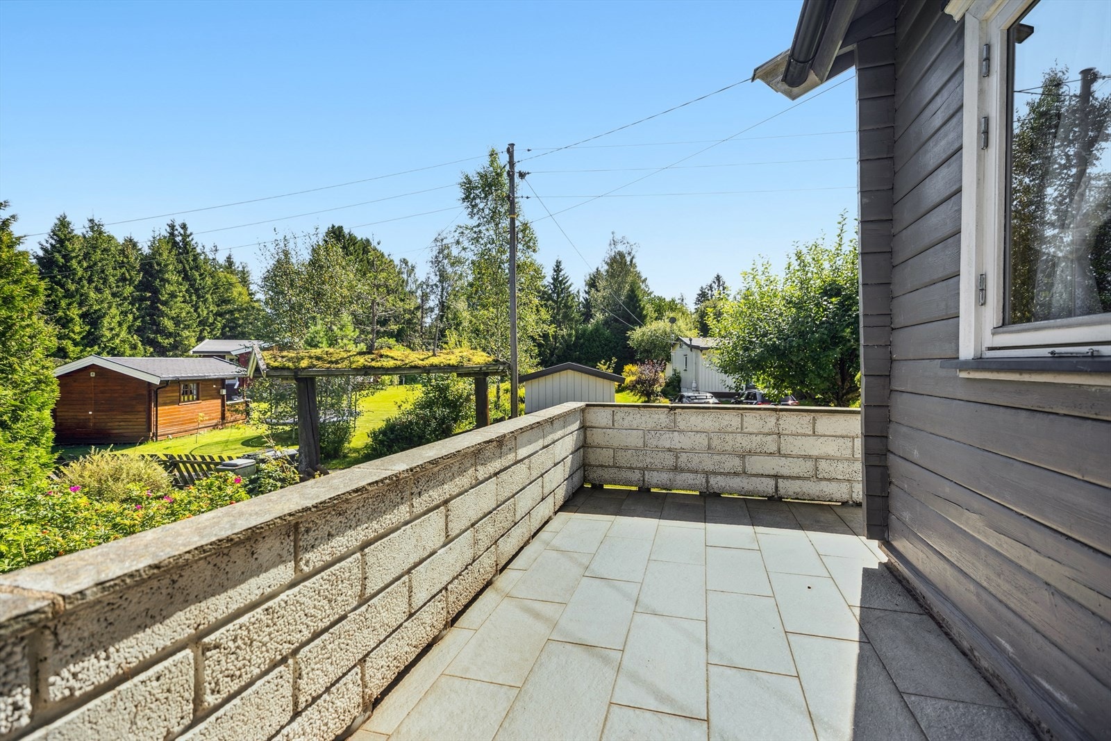 Fra stuen er det utgang til flislagt terrasse med trapp ned til treplatting. Det er et arbeid i gang med omregulering av Skydsrudfeltet til boligområde. Galleribilde