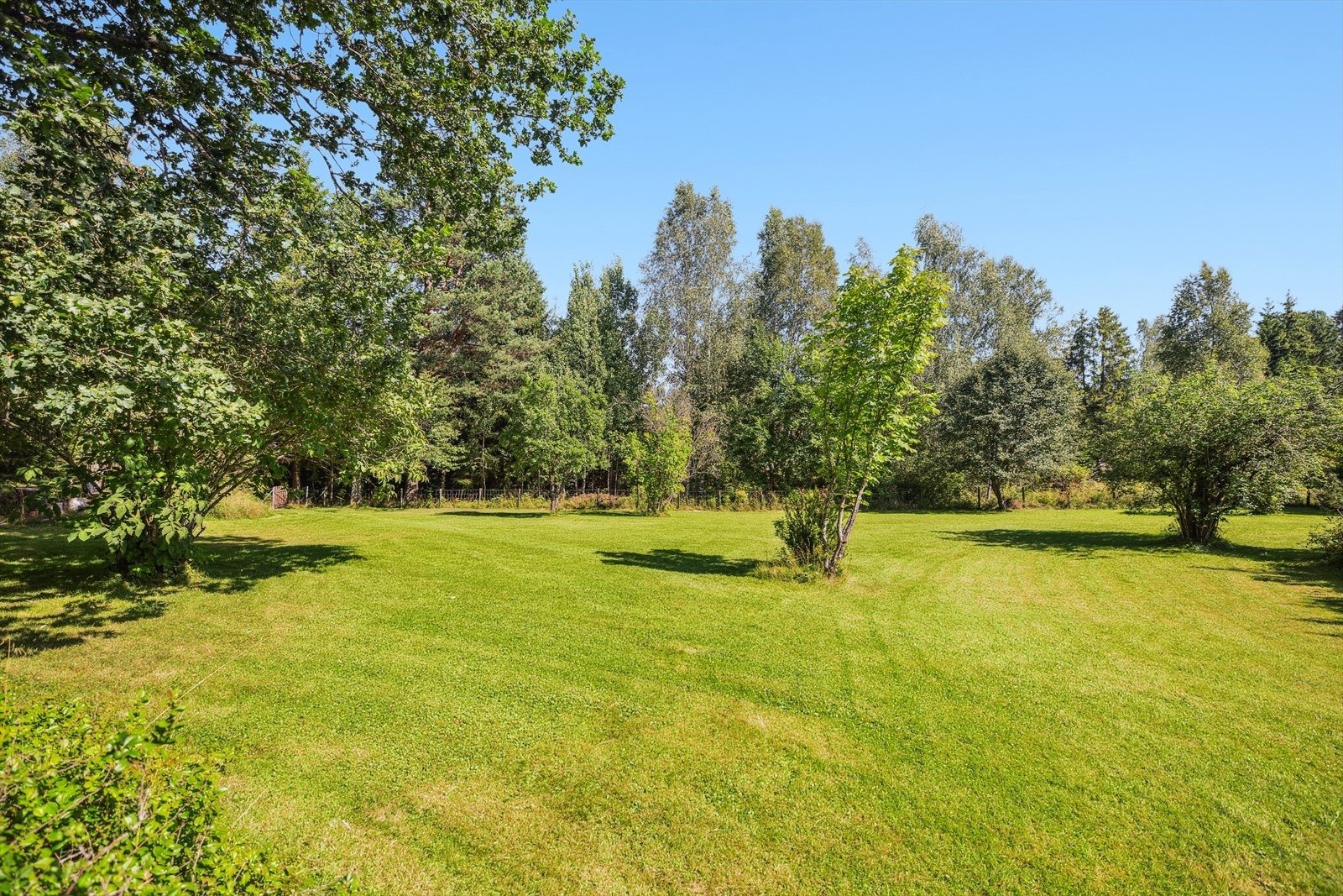 Det er tilrettelagt for tilkobling til kommunalt vann og avløp. Hagen er solrik, god boltreplass for både store og små. Her finner man mange hyggelige uteplasser hvor en kan sitte lunt, usjenert og nyte flotte dager. Galleribilde
