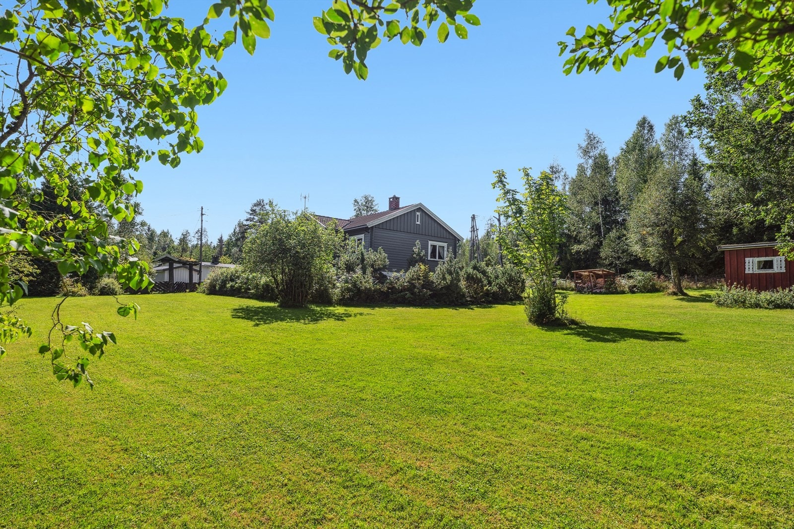 Det er ca. 5 km til sjarmerende Drøbak sentrum, byen som i følge kommunen fremstår som en sommerby om sommeren og en juleby om vinteren. I små, hyggelige gater kan du handle i hyggelige gallerier og koselige butikker. Galleribilde