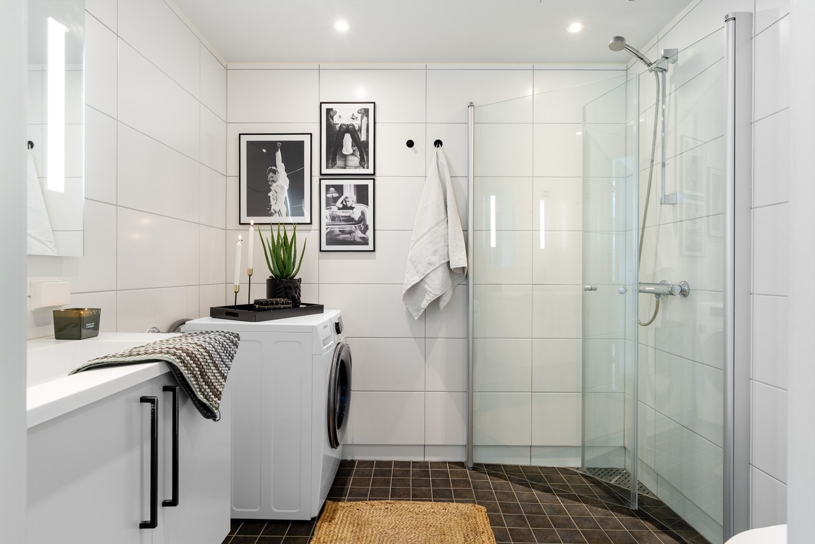 Badet på ca. 4,5 kvm er flislagt i delikate toner og har moderne innredning fra HTH. Galleribilde