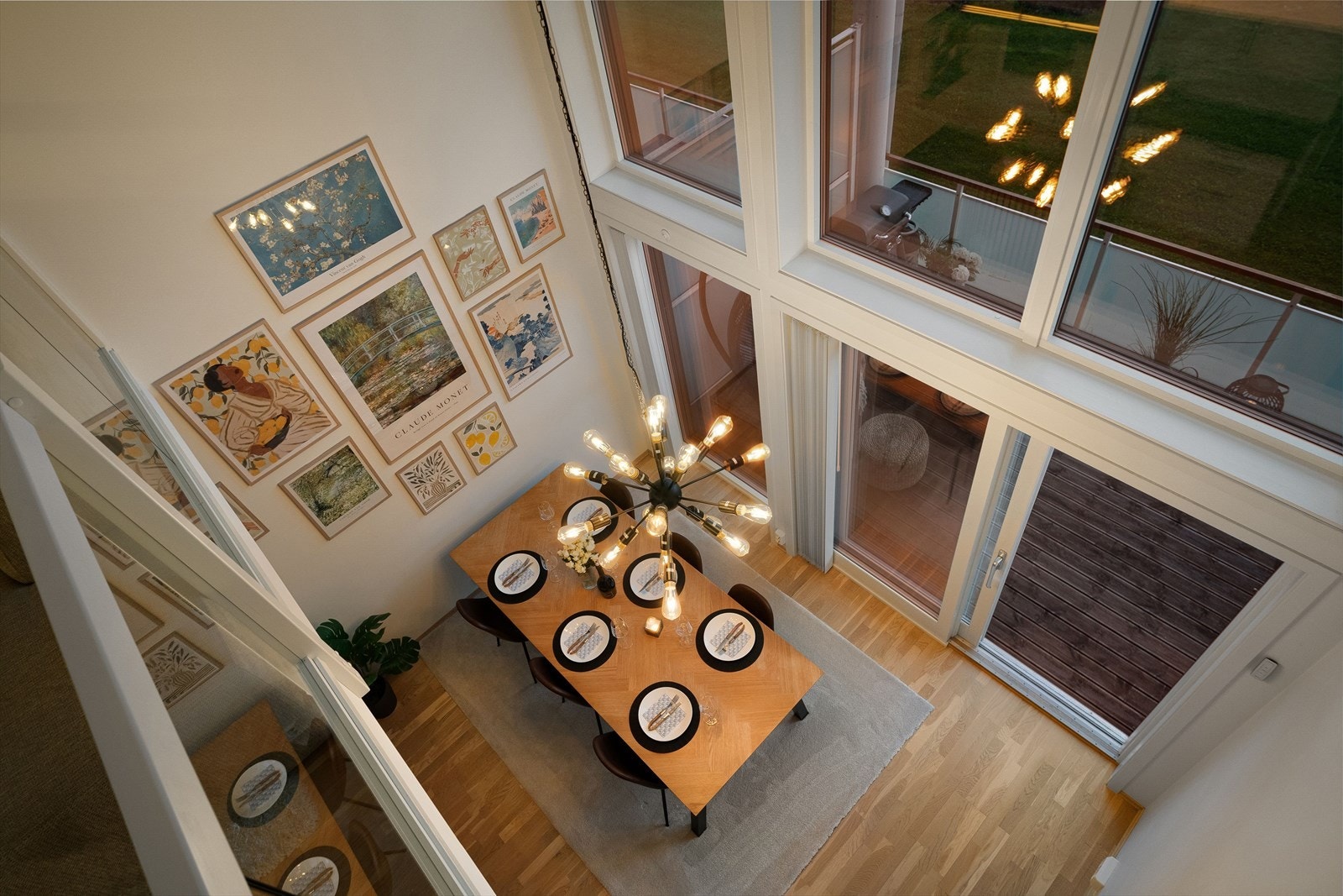 Takhøyden på leiligheten er helt fantastisk. Her har du opptil 5,2 meter takhøyde. Galleribilde