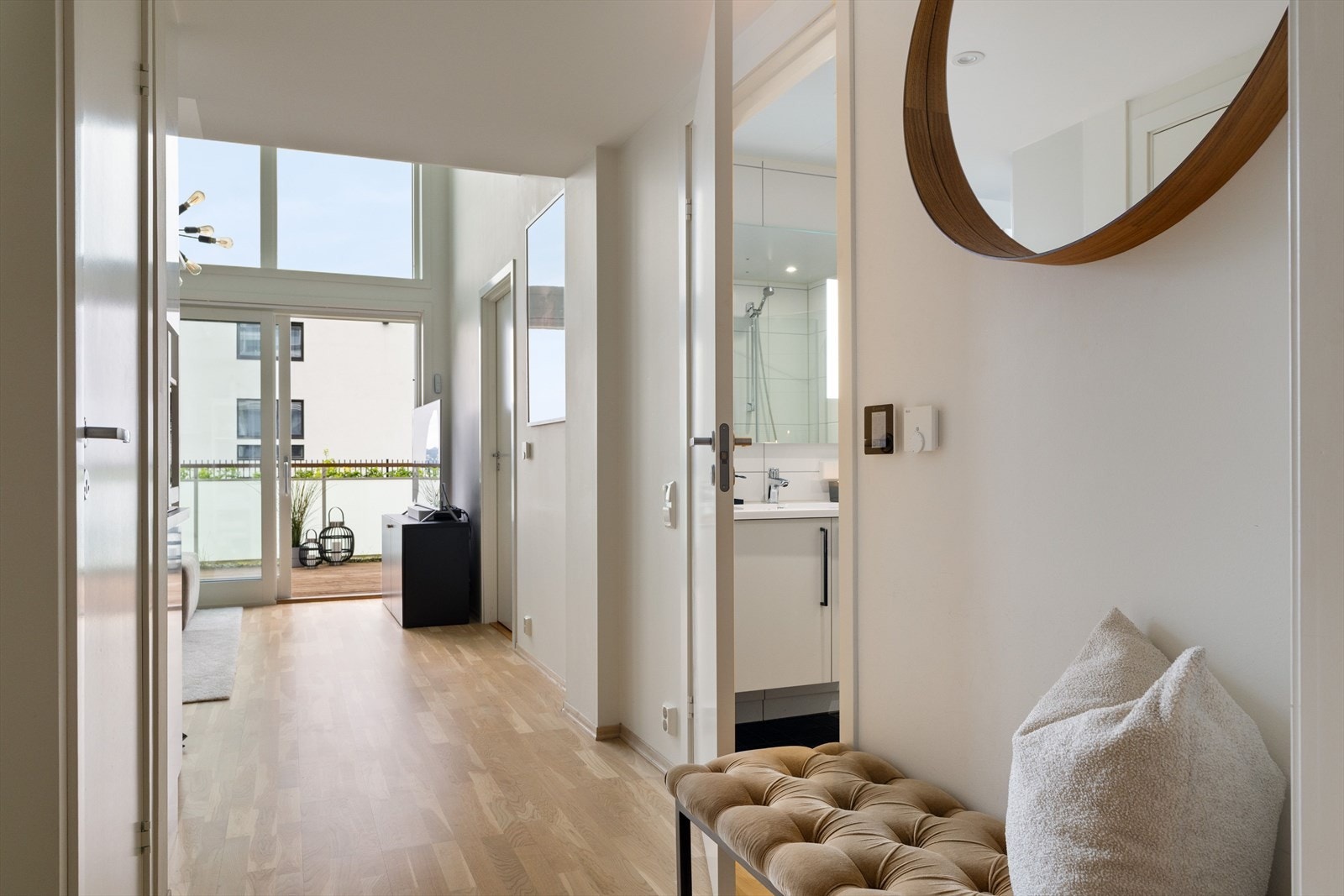 Entréen er lys og malt i lyse toner, med downlights i taket og god plass til både vegghengte garderobeløsninger og skap. Galleribilde