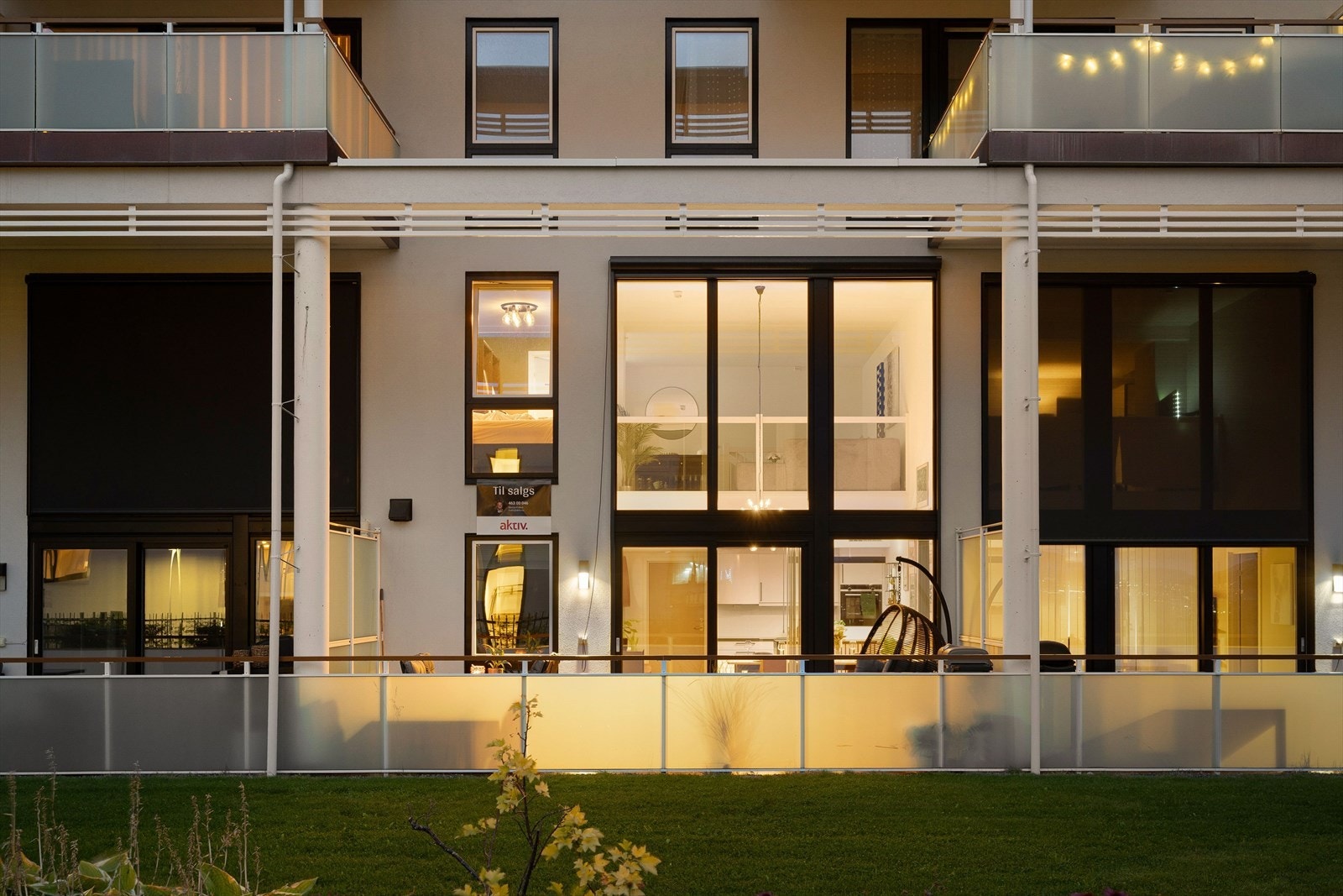 En fordel med denne terrassen, sammenlignet med de øvrige i sameiet, er at den ikke har overbygd tak, noe som gjør den mer luftig og gir bedre solforhold. Galleribilde