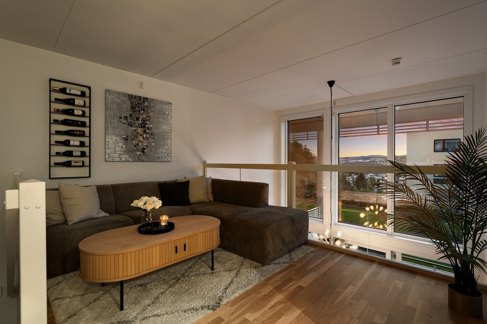 Denne etasjen er perfekt til å innrede som stue. Et alternativ er og innrede dette som spisestue. Galleribilde