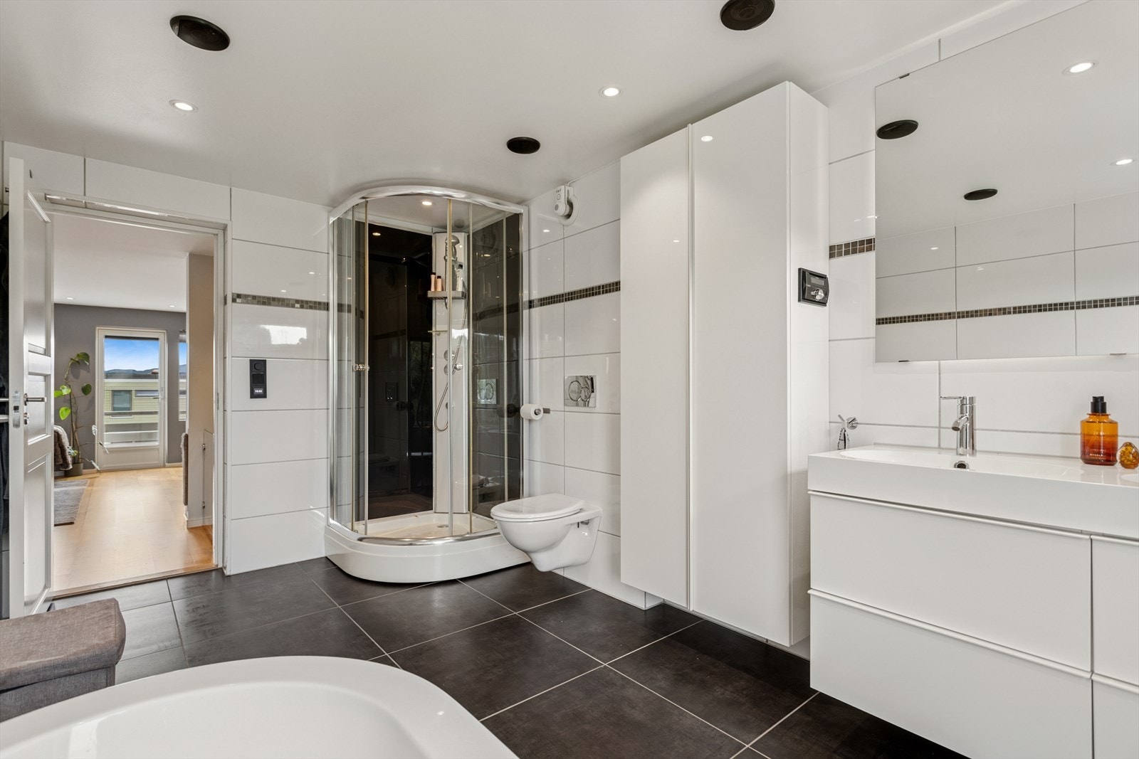 Romslig bad med høyttalere i himling Galleribilde