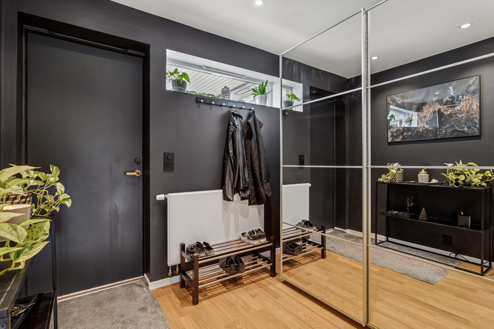 Romslig skyvedørsgarderobe med speilfronter i entré Galleribilde