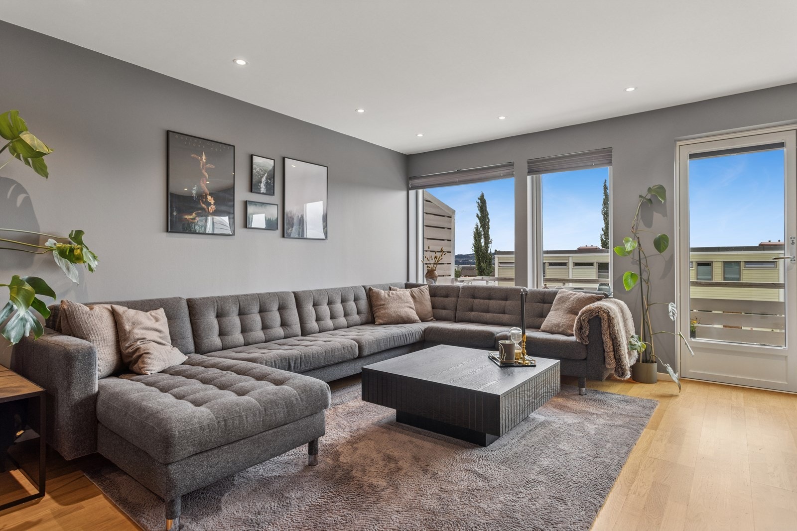 Leiligheten har en attraktiv planløsning med TV-stue med utgang til vestvendt veranda, bad og hovedsoverom i 3.etg Galleribilde