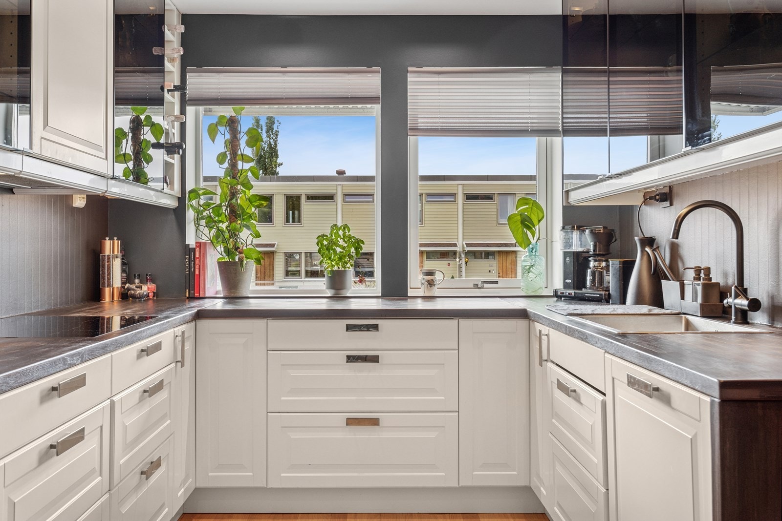 Kjøkkeninnredningen har integrerte hvitevarer og godt med skap- og benkeplass. Galleribilde