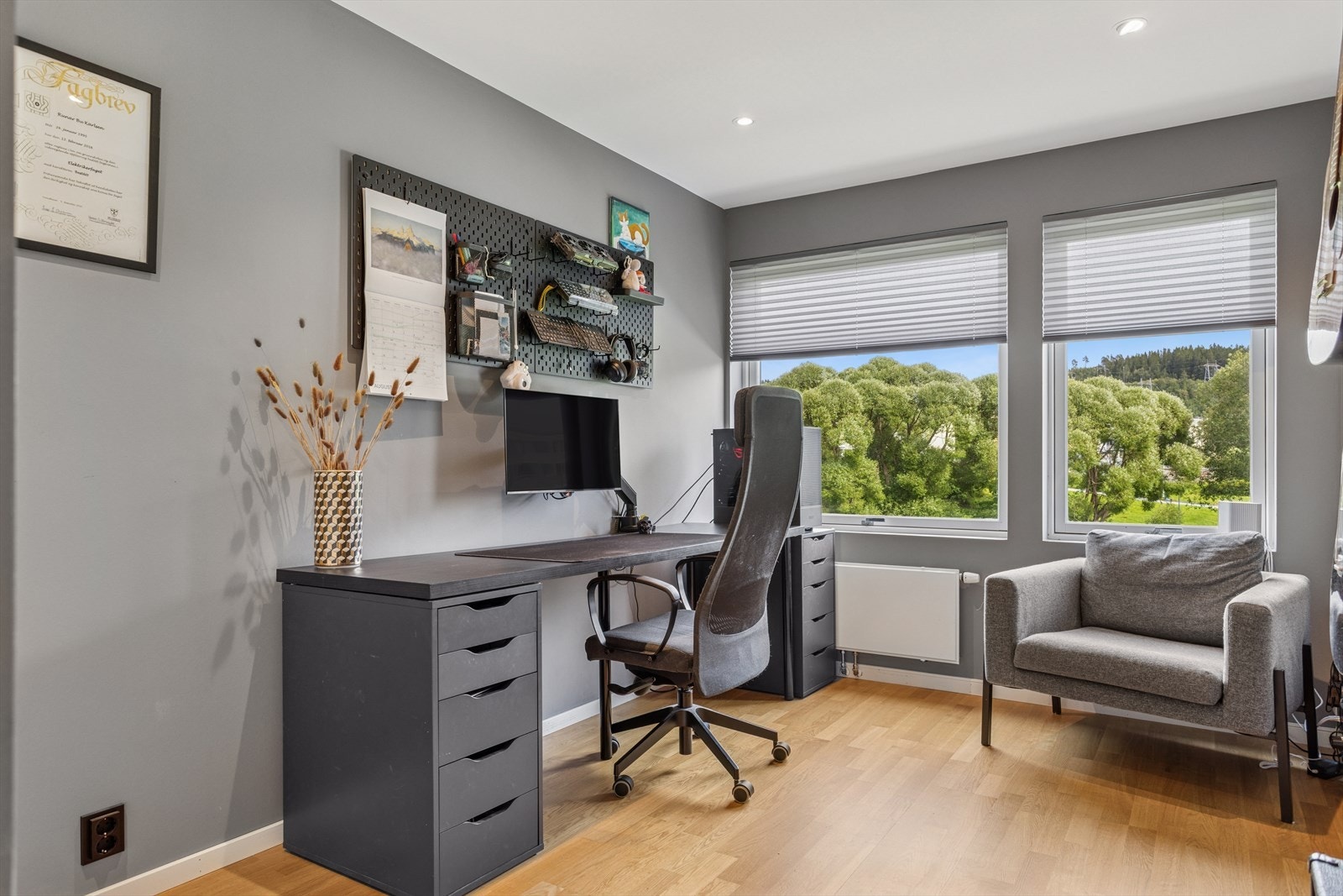 Soverom nr. 3 er i dag benyttet som kontor. Alle soverommene er vendt ut mot et stille og skjermet grøntareal. Galleribilde