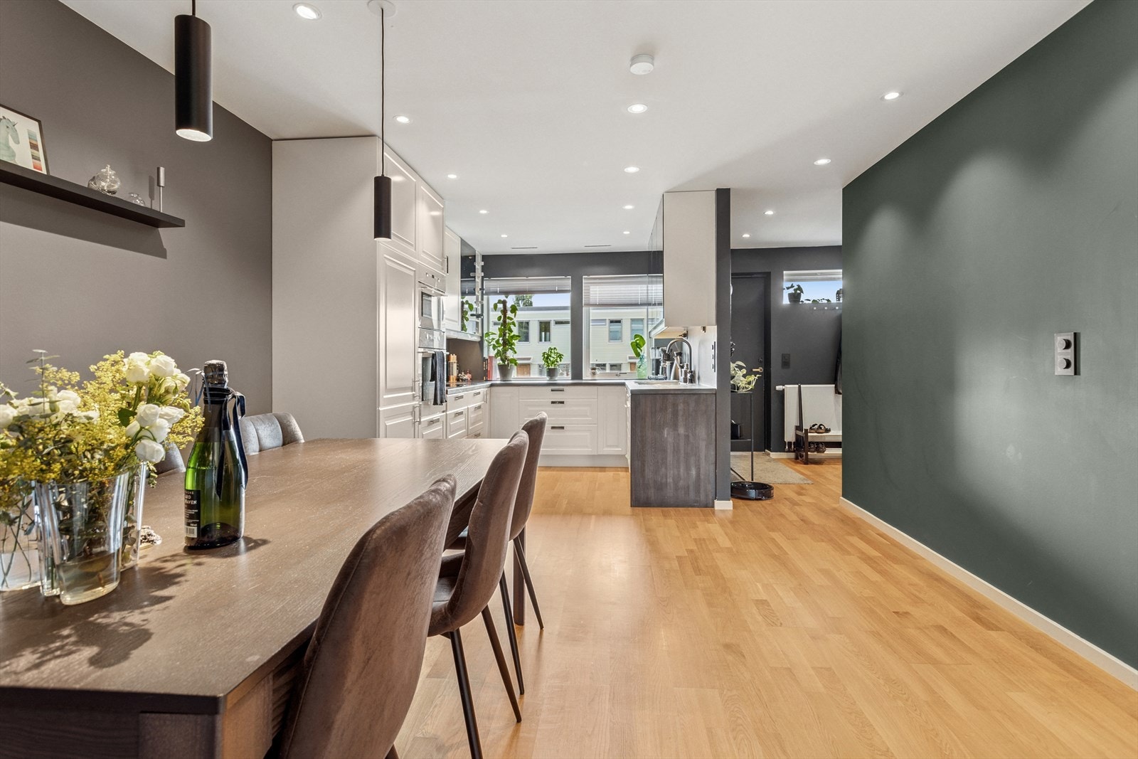 Åpen løsning mellom kjøkken og spisestue Galleribilde