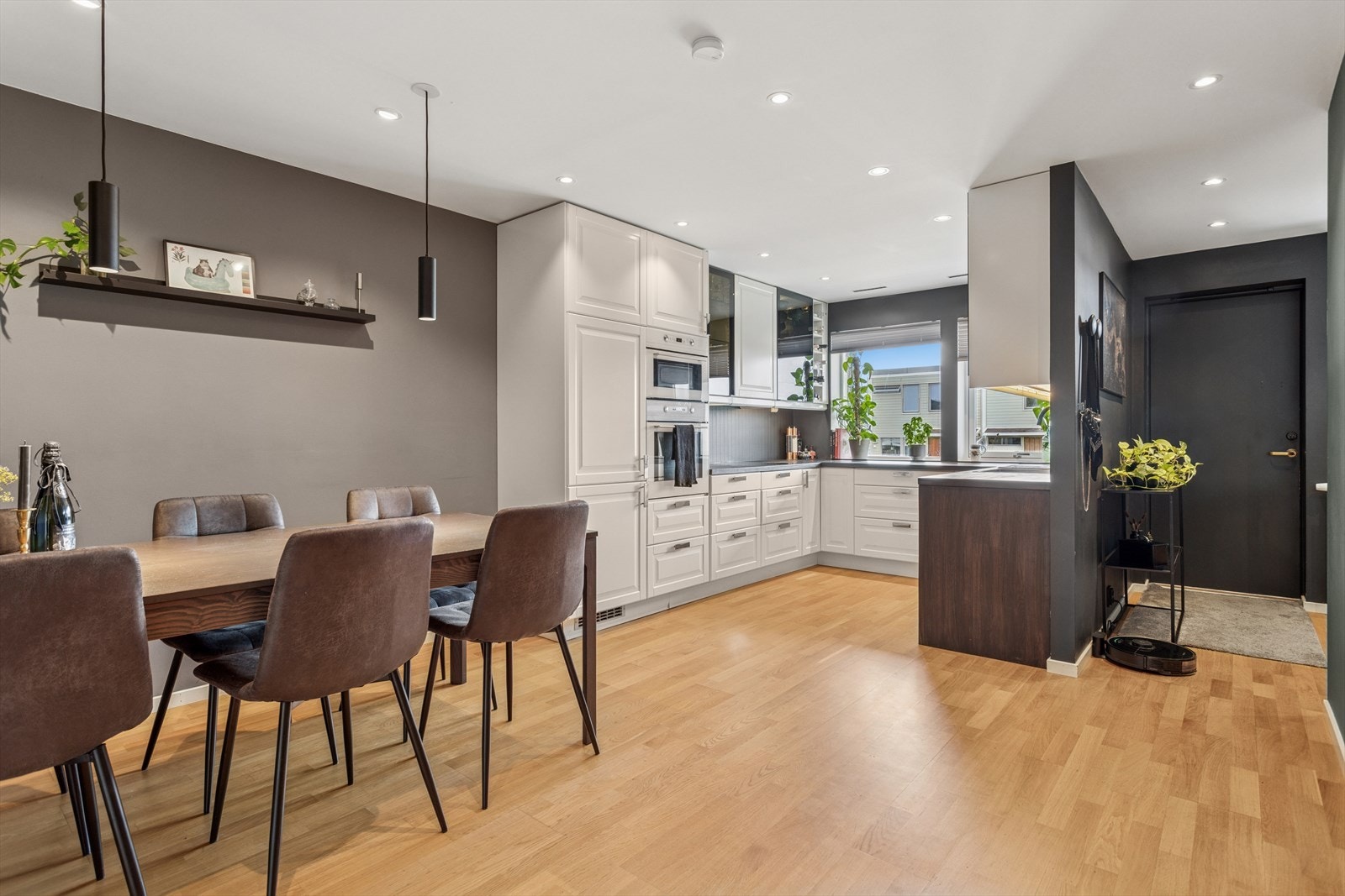 Åpen løsning mellom kjøkken og spisestue Galleribilde