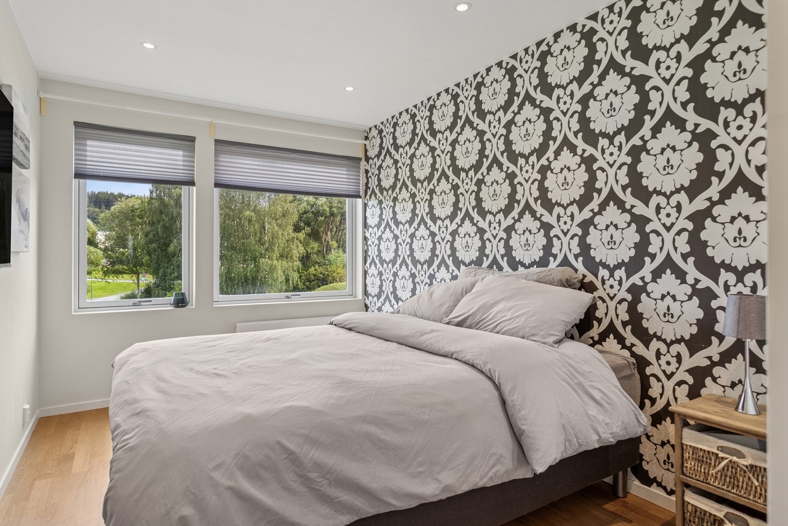 Soverom nr.2. Alle soverommene er vendt ut mot et stille og skjermet grøntareal. Galleribilde