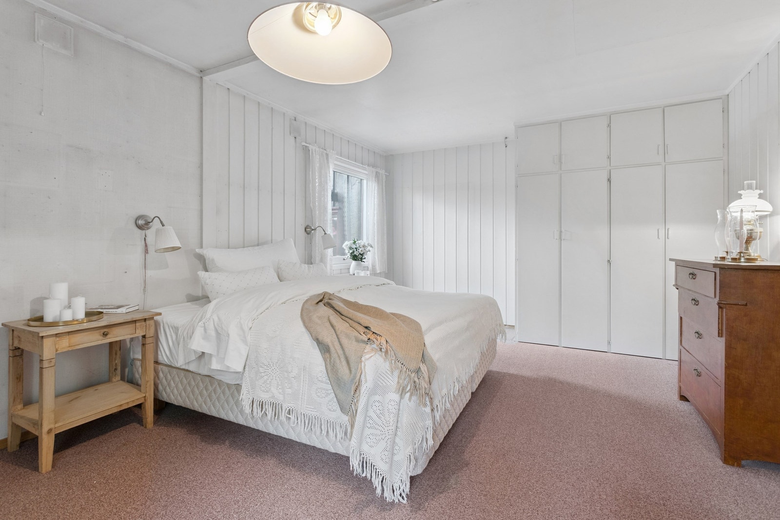 Et stort og romslig soverom som opprinnelig var to soverom. Dette kan med enkle grep tilbakestilles til to soverom med skillevegg og dør. Galleribilde