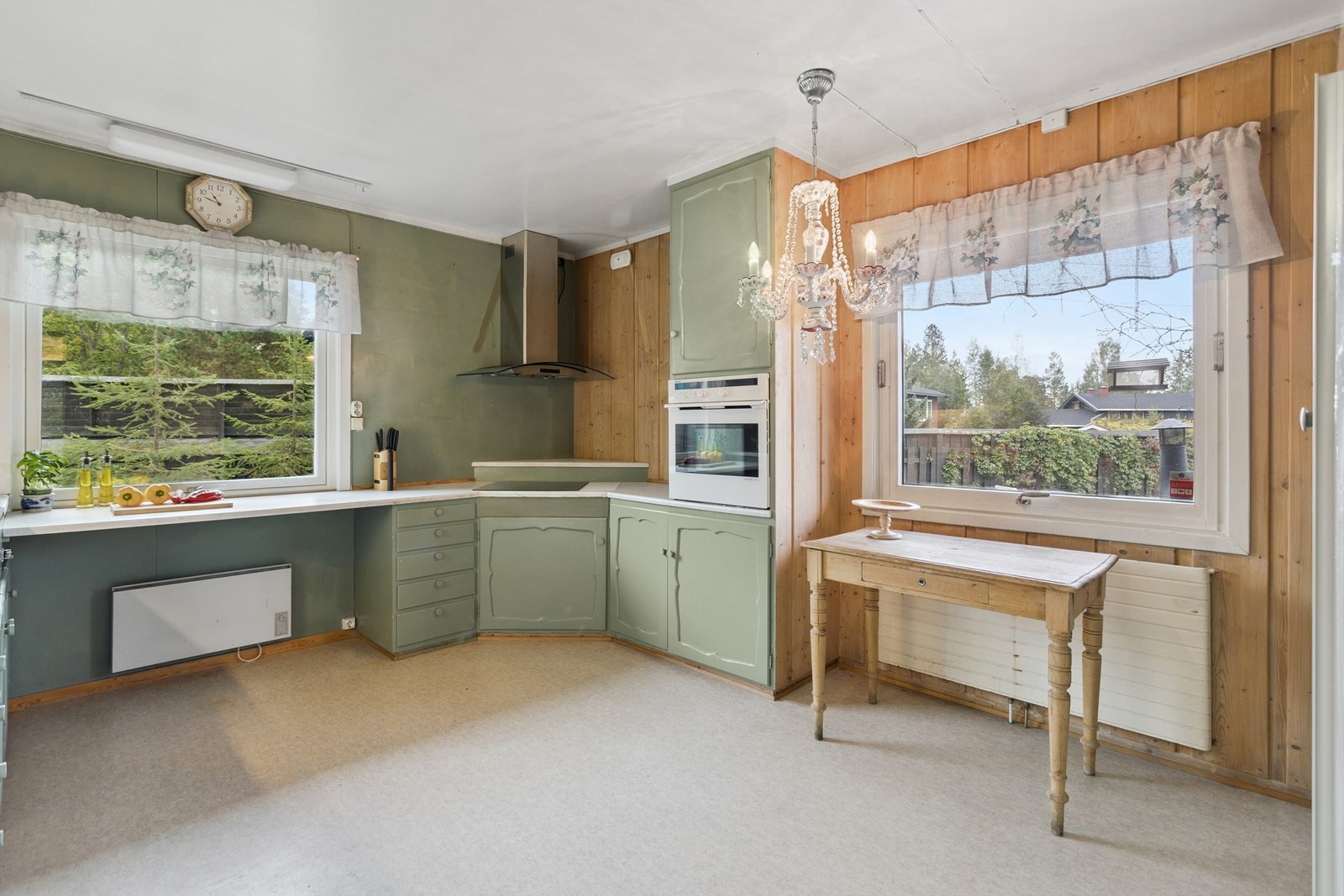 Kjøkkenet er et stort rom og praktisk utformet. Eldre plassbygget innredning, med nyere integrert stekeovn, platetopp og ventilator. Galleribilde