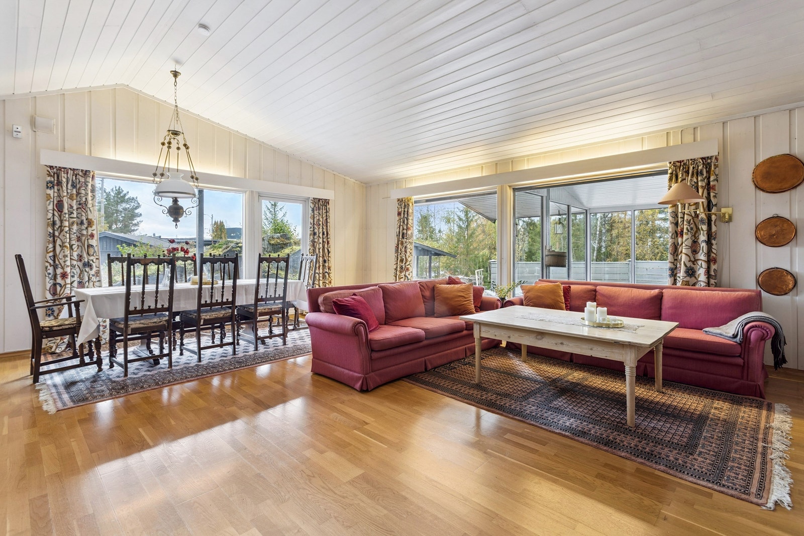 Stuen har god plass til både sofagruppe og en romslig spiseplass, perfekt for sosiale sammenkomster. Galleribilde