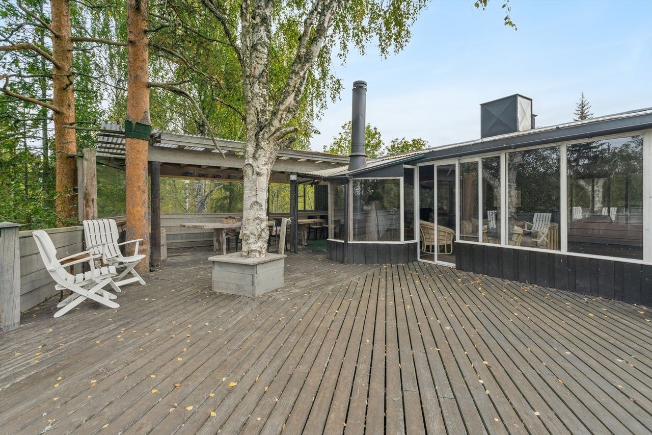 Den åpne delen av treterrassen gir rikelig med plass for utemøbler og sosiale soner. Galleribilde